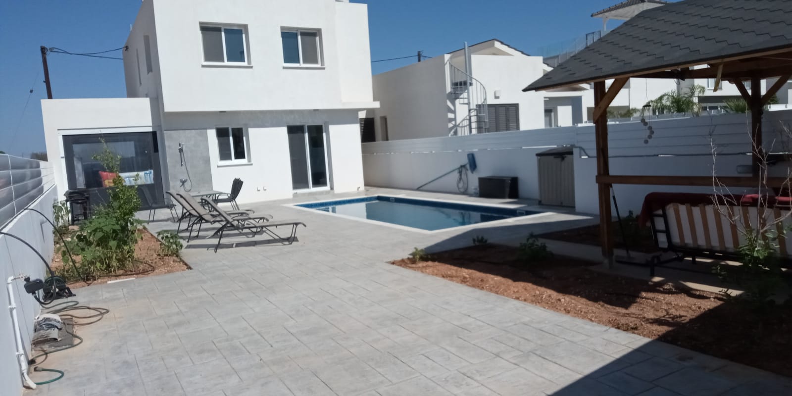 REF:  SIGN6 Beautiful newly built house Freneros.  Three bed furnished with pool.  €1000PCM